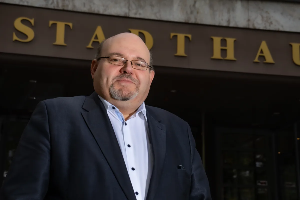 Der Wetziker Stadtpräsident Pascal Bassu (SP) zeigt sich enttäuscht über die Vorwürfe von einzelnen Anleihegläubigern. (Archiv) Wetziker Stadtpräsident Pascal Bassu (SP) im Portrait.